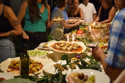 En uno de los ciclos, invita a los productores de las marcas con las que trabajan para que hable y cuente sobre sus productos.