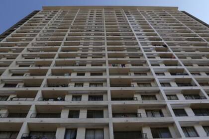 En uno de los edificios ya se ha registrado una persona fallecida y hasta una veintena de contagios por coronavirus. Cuando eso sucede, los vecinos se ponen de acuerdo para poner en cuarentena estricta a todo el piso