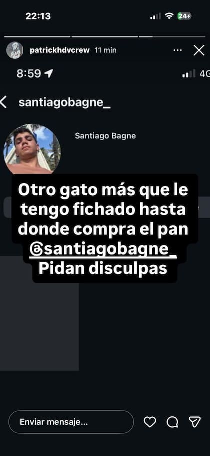 En uno de los mensajes difundidos, la víctima afirmó conocer datos personales de personas a las que responsabilizó por la agresión y reclamó disculpas públicas