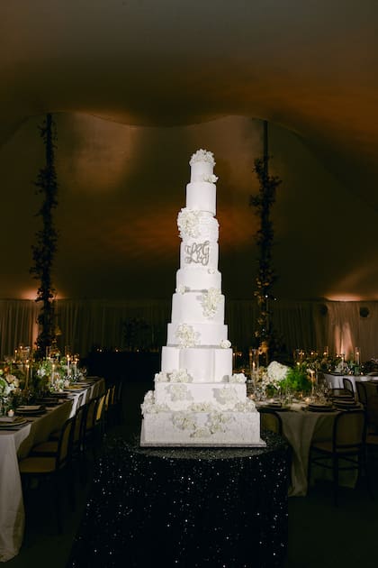 En uno de los pisos superiores de la torta, las iniciales de la pareja fueron hechas con cristales de Swarovski.