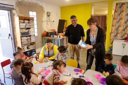 En uno de los salones del Jardín de la Montaña, un grupo de chicos y chicas juega con masa