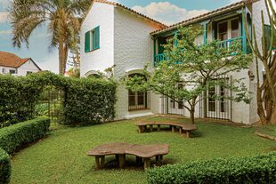 En uno de los tantos rincones mágicos y misteriosos del jardín, bancos de Diana Cabeza.