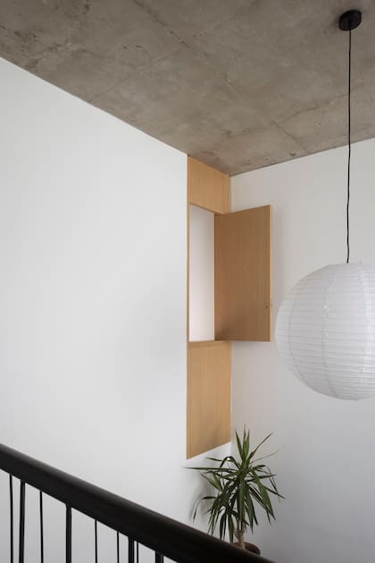 En uno de los tres dormitorios, que se usa alternativamente como playroom o escritorio, la puertita de madera aporta su gracia al espacio.