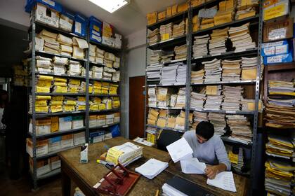 En uno de los tribunales orales los expedientes se guardan en pasillos y en la cocina
