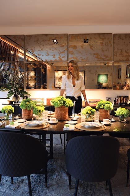 En uno de sus lugares favoritos de la casa, que fue decorada por el ambientador Martín Roig, un gran amigo de ella.