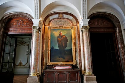 En uno de sus salones puede verse un retrato del General Don José de San Martin