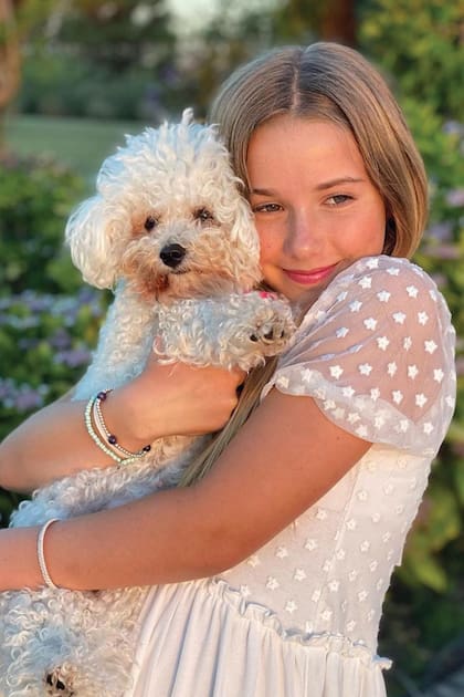 En uno de sus últimos retratos para ¡Hola! Argentina junto a Luna, su perrita Bichon Frise.