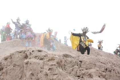 En Uquía participan miles de personas, los diablos también llegan de localidades vecinas