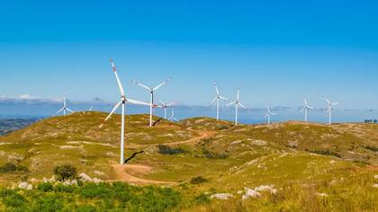 En Uruguay, la matriz eléctrica pasó de depender en un 50% en 2008 de combustibles fósiles a ser generada en hasta un 99,1% por energías renovables