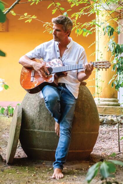 “En Uruguay siempre sentí paz y alegría y estoy orgulloso del amor que tienen ellos por mí y por Rumba", cuenta el artista, que se mudó a Punta del Este hace cuatro años.