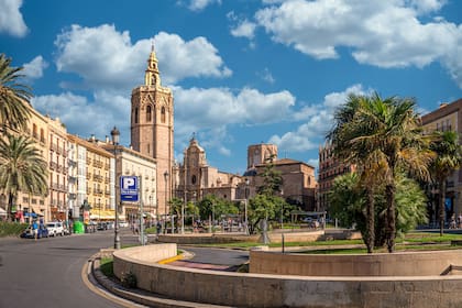 En Valencia, donde se instalaron, pusieron un negocio de lámparas y artesanías, sus hijas asisten al colegio y, como cualquier ciudadano, cumplen con trámites y deberes civiles.