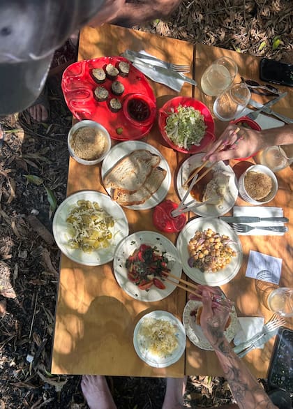 "En Valisas a veces hacemos más fusión asiática, y sino hay bowls completos con proteína, arroz yamaní, fermento, kombucha artesanal Bravia, limonada y tinto de verano", dice Valentina