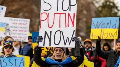 En varias ciudades del mundo -en la foto, Washington DC- se han llevado a cabo protestas en contra de las acciones de Putin.