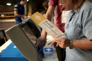 En varios colegios los votantes pudieron probar como será la boleta electrónica que se utilizará en las generales
