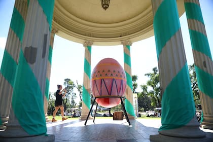 En varios puntos de la ciudad hay huevos gigantes intervenidos por artistas locales