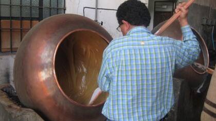 En varios sitios, el dulce de leche se prepara de forma artesanal