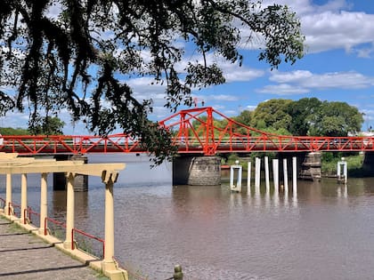 En velero o lancha desde Tigre o San Fernando la distancia se recorre entre 8 y 4 horas, dependiendo del tipo de embarcación, las corrientes y el clima.