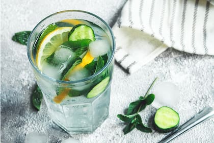 En verano, con el aumento de las temperaturas, el cuerpo va a gastar energía para regular la temperatura interna y mantenerse fresco