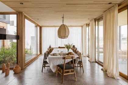 En verano, la ventilación cruzada y natural funciona para disipar el calor sin necesidad de aire acondicionado. En invierno, la planta baja se calefacciona con losa radiante.