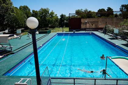 En verano no todo era remar: había competencias de natación entre clubes, partidos de fútbol y torneos de vóley que llenaban el club de vida social. Hoy esa escena se achicó y hasta el equipo de remo entrena en otra sede, lejos del edificio histórico del club