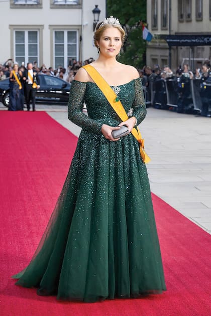 En verde, uno de sus colores favoritos, con una propuesta de Monique Lhuillier con los hombros al descubierto. Así asistió a la gala en honor al
Gran Duque Guillermo y la Gran Duquesa Stepahanie en el Palacio Ducal de Luxemburgo, en octubre de este año