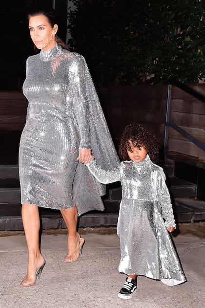 En versión "mini Kim": pailletes en el vestido firmado por Vetements y zapatillas para un look de alto impacto.