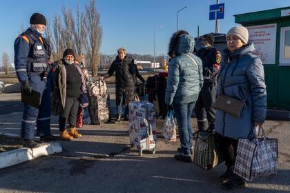 En Veselo-Voznesenka, el arribo de evacuados desde Donetsk. (Photo by Andrey BORODULIN / AFP)
