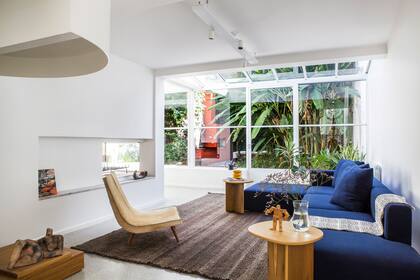 En vez de la clásica mesa ratona, se eligieron dos mesas de arrime ‘Lotus’ (Estudio Te) que no interfirieran con la circulación.