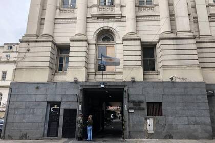 Las unidades de traslado entran y salen junto a los familiares que se acercan a reconocer y reclamar a sus seres queridos en la puerta de la Morgue Judicial