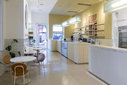 En Villa Crespo, los claustros que habitaron cerca de 100 monjas de la congregación Hermanas Religiosas de San José alojan un espacio de cata de vinos y un café de especialidad, entre otras cosas