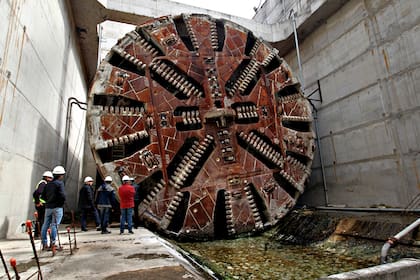 En Villa Luro está quieta desde hace 3 años la máquina que llegó a cavar 470 metros por mes de un túnel de 12 metros de diámetro. 