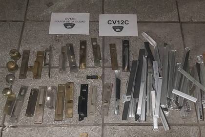 En Villa Urquiza el sospechoso de robar bronce fue detenido con 21 manijas y picaportes de dicho metal