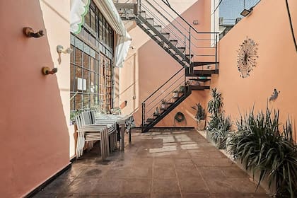 En Villa Urquiza se encuentra disponible un PH tipo colonial refaccionada que incluye un living, una imponente cocina e iluminación natural por importante ventana.