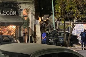 En Villa Urquiza: un patrullero de la Ciudad atropelló y mató a un motociclista.