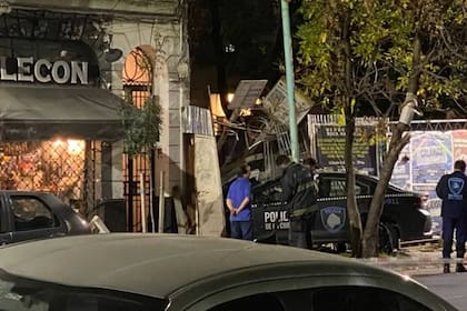 En Villa Urquiza: un patrullero de la Ciudad atropelló y mató a un motociclista.