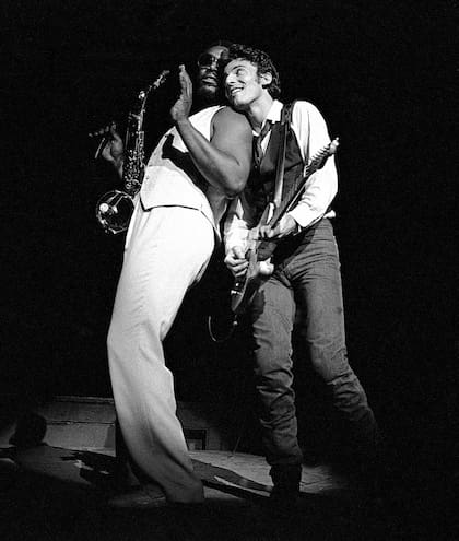 En vivo, Springsteen muchas veces besaba al saxofonista de la E Street Band Clarence Clemons en los labios. “Éramos muy amigos”, dice