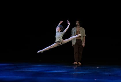 En "Vuelo de paz", la canción que bailó en Danzar por la Paz en el Teatro Coliseo: lo que más le gusta es saltar, dice León