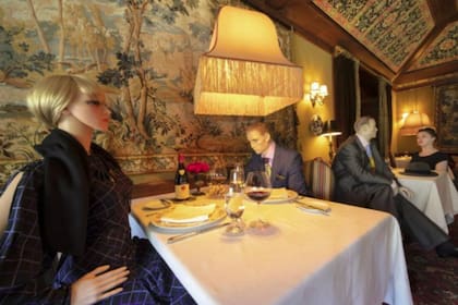 En Washington, para mantener la distancia social, algunos restaurantes usan maniquíes en las mesas