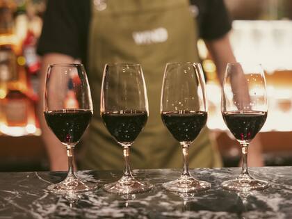 En WINO hay flights de cuatro copas con recorridos por blancos, tintos, Malbec y terroirs del país
