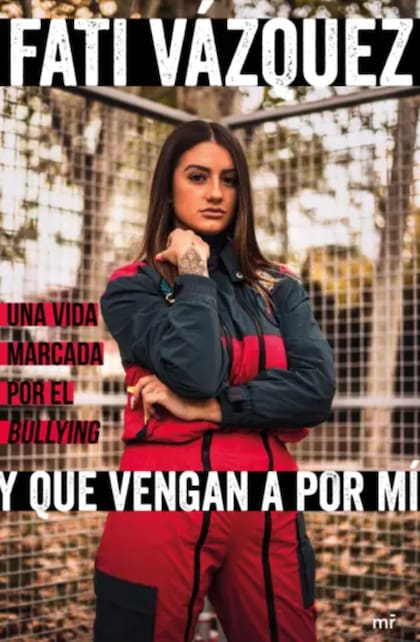 En "Y que vengan a por mí", Fati comparte cómo vivió el acoso escolar y cómo esas experiencias marcaron su adolescencia. Con el tiempo, transformó ese dolor en motor para crecer y proyectar una imagen de fortaleza.