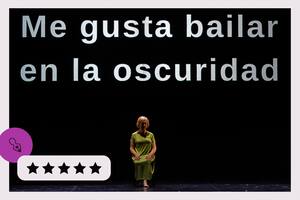 En "Yo bailo", una bailarina en la oscuridad ilumina el escenario