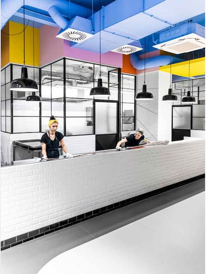 En Zuckerlwerkstatt se forma a cada uno de los empleados en el oficio de la caramelería artesanal. Tradicional en sus técnicas pero contemporánea, la tienda busca unir los dos mundos.