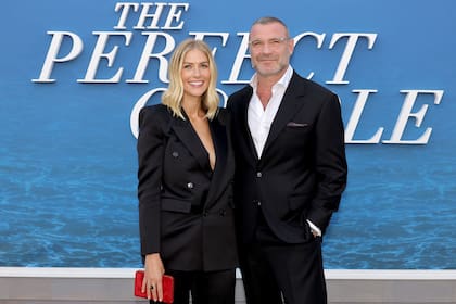 Enamoadísimos, Taylor Neisen y Liev Schreiber acapararon todos los flashes en otro estreno celebrado en Los Ángeles, de la nueva miniserie de Netflix La pareja perfecta, que tiene al actor y Nicole Kidman como protagonistas