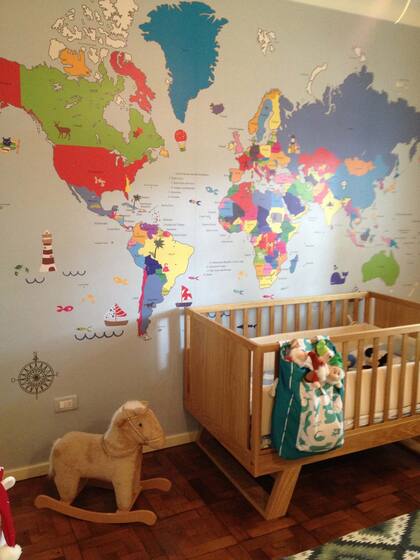 Enamorada del muro, la primera firma de autor de vinilos, con ilustraciones y estampas personales u otras más clásicas, como el mapamundi intervenido; www.enamoradadelmuro.com