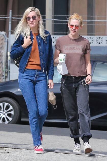 Enamoradas. Kristen Stewart, súper canchera, fue fotografiada en un paseo junto a su novia, Dylan Meyer 