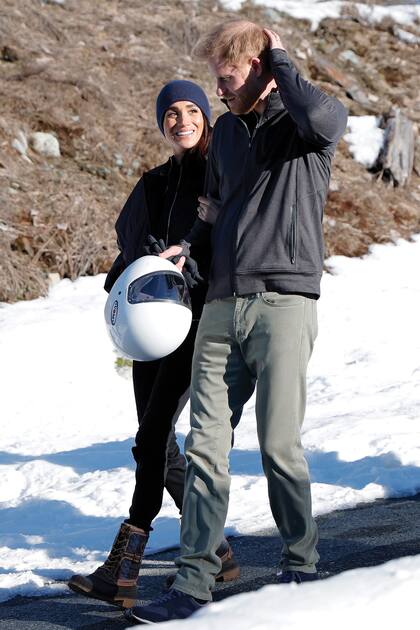 Enamoradísimos, Harry y Meghan recorrieron la estación de Whistler, donde el príncipe charló con los futuros participantes de los Juegos
Invictus 2025, la competencia para veteranos de guerra que él creó.