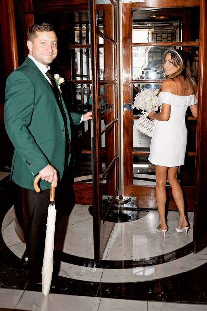 Enamoradísimos. Tras la ceremonia, la pareja partió rumbo a The George, un icónico pub londinense del siglo XVIII, en donde habían organizado una celebración íntima con sesenta invitados.