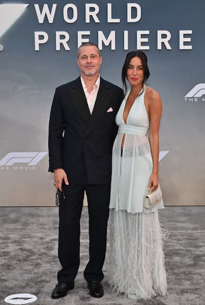 Enamorado y ya formalmente divorciado de Angelina Jolie, el actor se mostró muy relajado en compañía de su nuevo amor. Mientras él optó por un traje oscuro y una camisa en tono durazno, ella eligió llevar un vestido de dos piezas, con falda amplia con flecos en off white y top a tono, con escote profundo