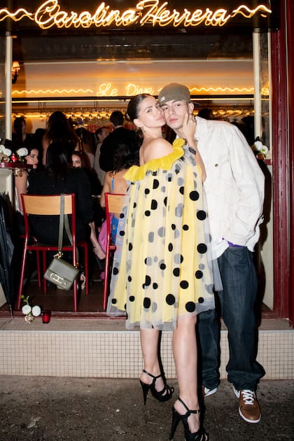Enamorados, Eugenia y Rusherking posaron juntos durante una comida exclusiva en el bar Le Dive.