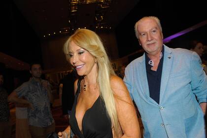 Enamorados. Graciela Alfano junto a su flamante novio, en una salida realizada tiempo atrás en Punta del Este